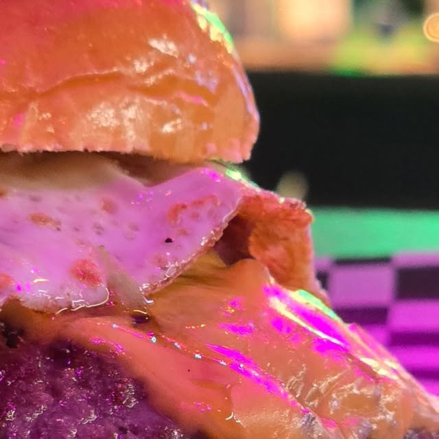 Smash burger de Vibe en primer pla, amb el formatge fos, fotografia del seu Instagram
